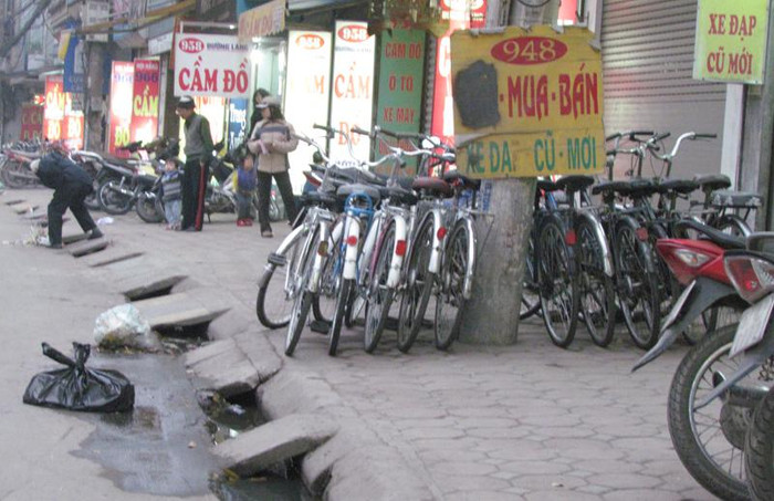 Hệ thống xe đạp được khóa vào nhau chiếm toàn bộ vỉa hè. Hệ thống xe đạp được khóa vào nhau chiếm toàn bộ vỉa hè.