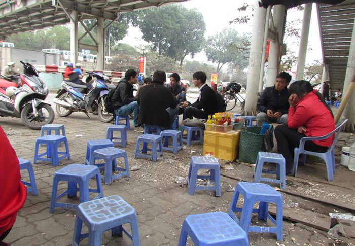 Những quán nước ven đường này không chỉ chiếm dụng vỉa hè dành cho người đi bộ mà còn làm mất mỹ quan thành phố, xả rác bừa bãi trên đường. Những quán nước ven đường này không chỉ chiếm dụng vỉa hè dành cho người đi bộ mà còn làm mất mỹ quan thành phố, xả rác bừa bãi trên đường.