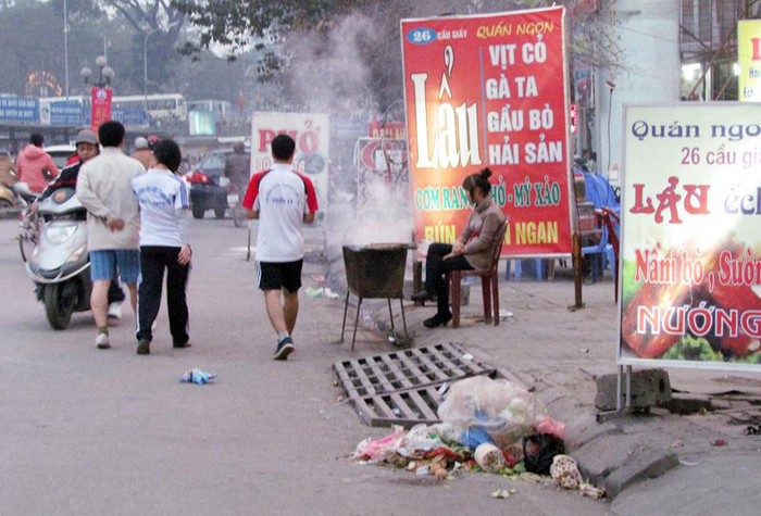 Trên vỉa hè tại 26 Cầu Giấy, biển quảng cáo, rác, bếp nướng, bàn ghế để làm nơi ăn nhậu chiếm toàn bộ vỉa hè, thâm chí cả lòng đường. Trên vỉa hè tại 26 Cầu Giấy, biển quảng cáo, rác, bếp nướng, bàn ghế để làm nơi ăn nhậu chiếm toàn bộ vỉa hè, thâm chí cả lòng đường.