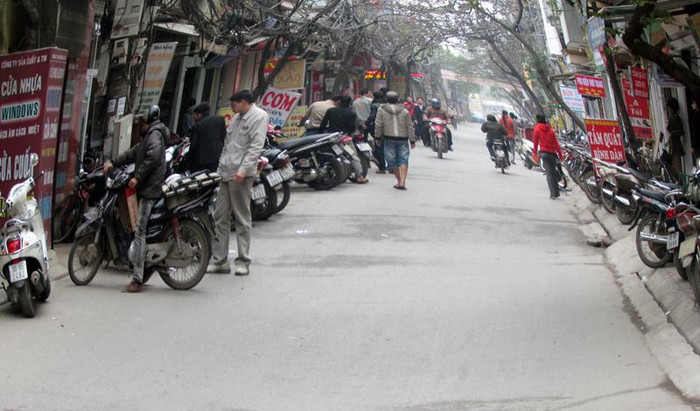 Không chỉ các con đường chính, các đường nhỏ bên trong cũng bị chiếm gần như toàn bộ vỉa hè, thâm chí còn chiếm cả lòng đường để xe. Đây là hình ảnh trên phố Mai Dịch. Không chỉ các con đường chính, các đường nhỏ bên trong cũng bị chiếm gần như toàn bộ vỉa hè, thâm chí còn chiếm cả lòng đường để xe. Đây là hình ảnh trên phố Mai Dịch.