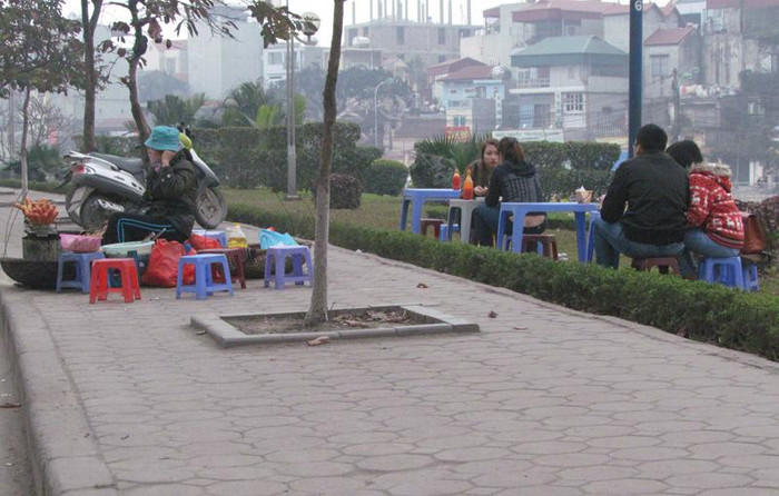 Một số quán nước và quán hàng ăn ven đường chiếm luôn cả khu vực trồng cây cỏ và cây xanh để lấy chỗ ngồi cho những vị khách thích ăn vặt “chấm” bụi đường. Một số quán nước và quán hàng ăn ven đường chiếm luôn cả khu vực trồng cây cỏ và cây xanh để lấy chỗ ngồi cho những vị khách thích ăn vặt “chấm” bụi đường.