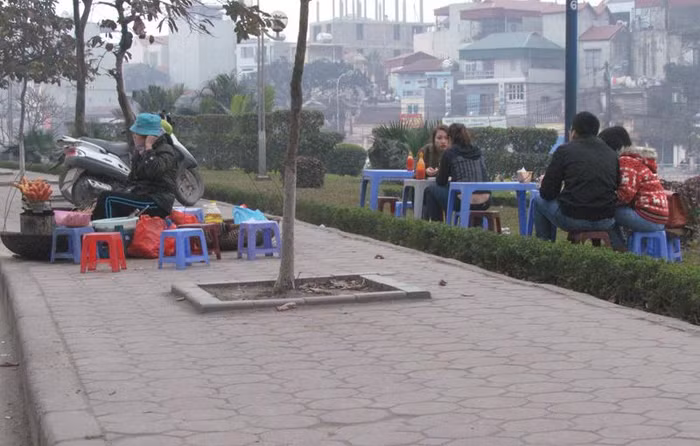 Một số quán nước và quán hàng ăn ven đường chiếm luôn cả khu vực trồng cây cỏ và cây xanh để lấy chỗ ngồi cho những vị khách thích ăn vặt “chấm” bụi đường.