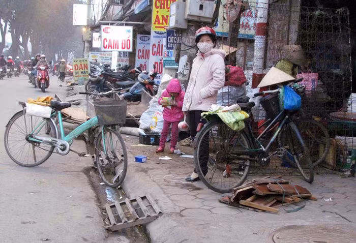 Biến vỉa hè thành nơi phân loại rác tái sử dụng và phế thải.