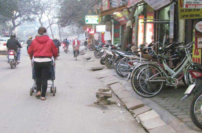 Những hình ảnh chướng mắt như này bao giờ mới chấm dứt để trả lại vỉa vè cho người đi bộ được an toàn? Những hình ảnh chướng mắt như này bao giờ mới chấm dứt để trả lại vỉa vè cho người đi bộ được an toàn?