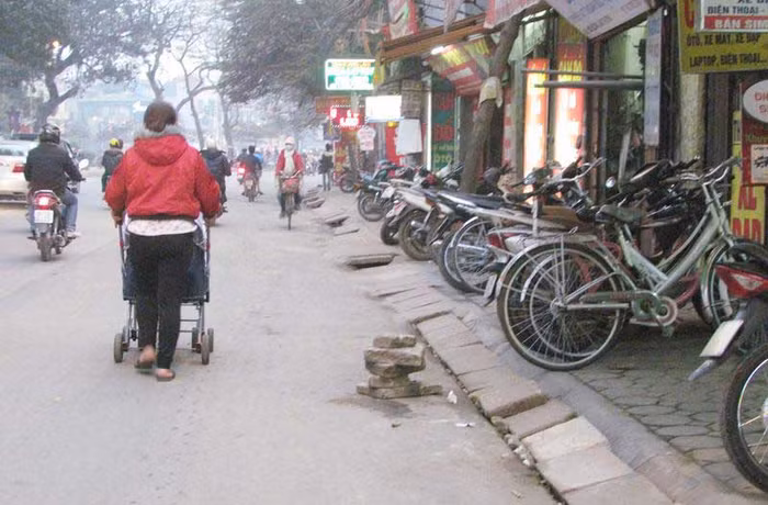 Những hình ảnh chướng mắt như này bao giờ mới chấm dứt để trả lại vỉa vè cho người đi bộ được an toàn?