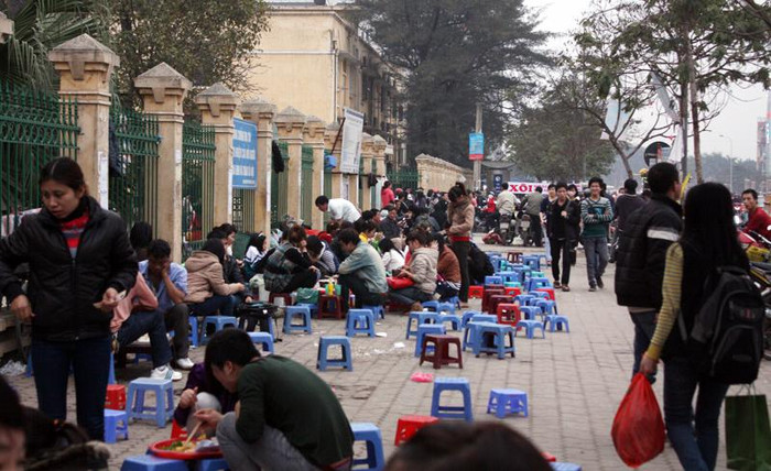 Còn đây là hình ảnh tại cổng trường Đại học Thương mại với nhiều quán nước kèm theo bán các đồ ăn vặt la liệt biến cổng trường thành chợ. Còn đây là hình ảnh tại cổng trường Đại học Thương mại với nhiều quán nước kèm theo bán các đồ ăn vặt la liệt biến cổng trường thành chợ.