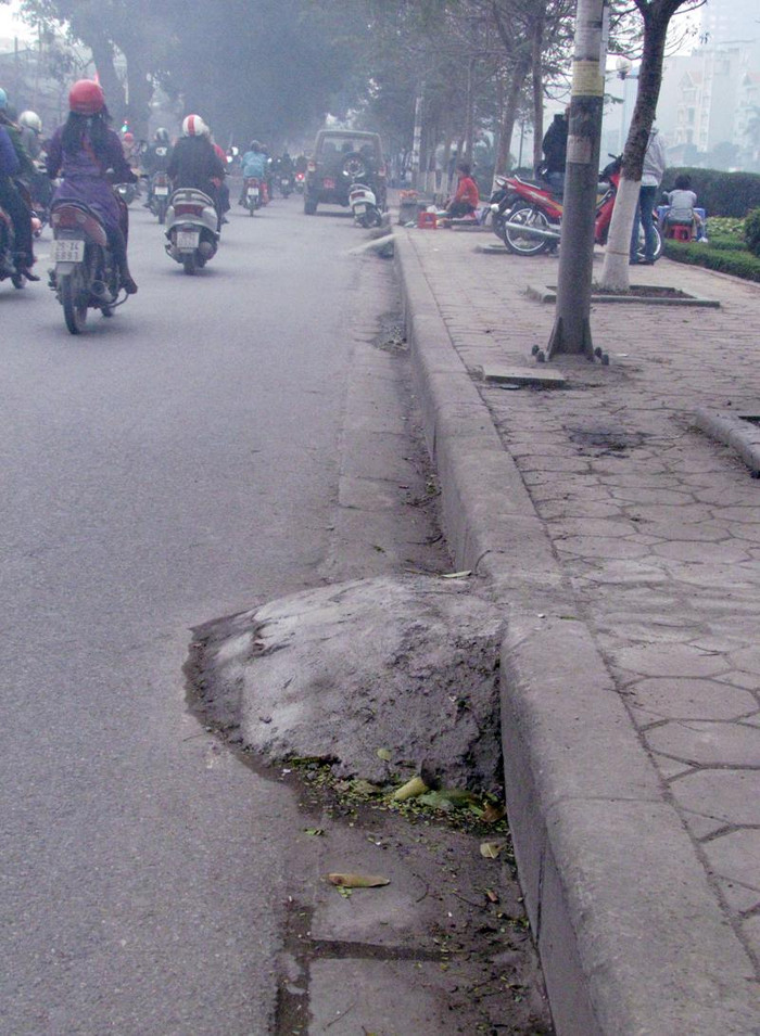 Để có chỗ phục vụ khách để xe trên vỉa hè hoặc trên cỏ, những điểm bán hàng này “tình nguyện” mang xi măng và gạch ra để “công đức” và tạo cho “thượng đế” của mình những lối đi lên vỉa hè gây nguy hiểm cho người đi đường. Để có chỗ phục vụ khách để xe trên vỉa hè hoặc trên cỏ, những điểm bán hàng này “tình nguyện” mang xi măng và gạch ra để “công đức” và tạo cho “thượng đế” của mình những lối đi lên vỉa hè gây nguy hiểm cho người đi đường.