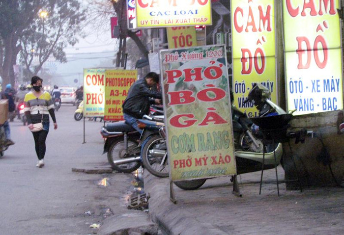 Bếp nấu ăn, biển quảng cáo, xe máy chiếm ra cả lòng đường. Bếp nấu ăn, biển quảng cáo, xe máy chiếm ra cả lòng đường.