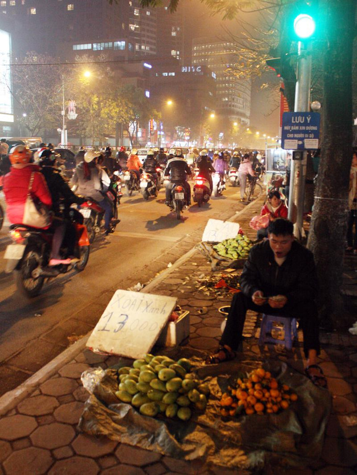 Tất cả những điểm có nhiều người đi bộ qua lại hoặc tập trung đông người đều được tận dụng để làm nơi bán hàng. Đây là những điểm bán hàng trên đường Xuân Thủy. Tất cả những điểm có nhiều người đi bộ qua lại hoặc tập trung đông người đều được tận dụng để làm nơi bán hàng. Đây là những điểm bán hàng trên đường Xuân Thủy.