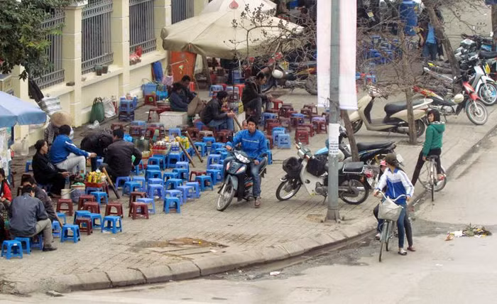 Không chỉ trên các đường có cửa hàng kinh doanh, tại các cổng trường đại học cũng chiếm gần như toàn bộ vỉa hè để bán hàng. Tùy theo đặc điểm của sinh viên từng trường mà các mặt hàng được bán ở đó. Đây là hình ảnh vỉa hè tại cổng trường Đại học Giao thông vận tải Hà Nội với nhiều quán trà để phục vụ các nam sinh.