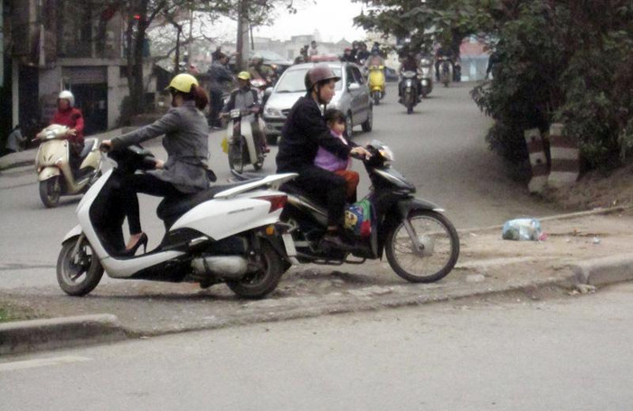 Trên đường Đào Tấn, những con lươn ngăn cách được xây xong chưa khô vữa thì đã có người ra đập đi để lấy chỗ đi lại hàng ngày cho một số người dân quanh khu vực đó. Trên đường Đào Tấn, những con lươn ngăn cách được xây xong chưa khô vữa thì đã có người ra đập đi để lấy chỗ đi lại hàng ngày cho một số người dân quanh khu vực đó.