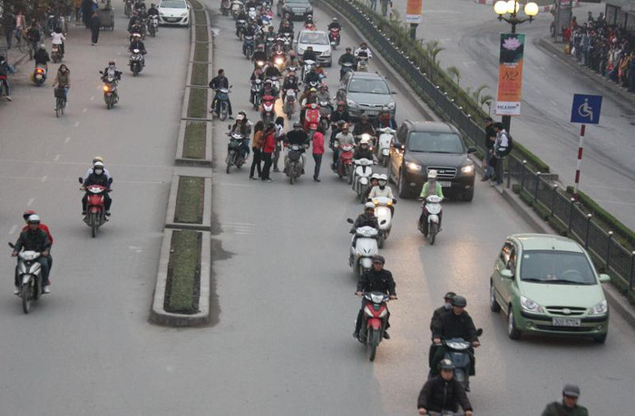 Khi có nhiều người sang đường cùng lúc thì lượng xe lưu thông phải chậm lại để tránh và gây ra ùn ứ kéo dài. Một số người điều khiển xe đằng sau thấy đông xe nên đã chuyển sang làn đường bên trong. Khi có nhiều người sang đường cùng lúc thì lượng xe lưu thông phải chậm lại để tránh và gây ra ùn ứ kéo dài. Một số người điều khiển xe đằng sau thấy đông xe nên đã chuyển sang làn đường bên trong.