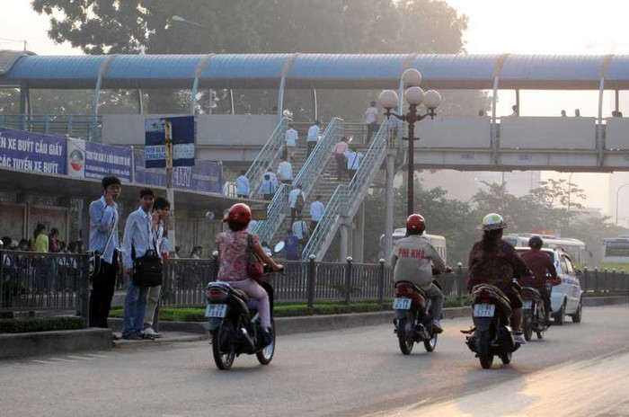 Hà Nội đã phải chi rất nhiều tiền để xây dựng một số cầu vượt bộ hành và những cột đèn tín hiệu dành cho người đi bộ qua đường, nhưng để nhanh hơn vài giây người ta vẫn vượt đèn và qua đường ở những nơi không cho phép, bất chấp nguy hiểm đe dọa tính mạng bản thân. Hà Nội đã phải chi rất nhiều tiền để xây dựng một số cầu vượt bộ hành và những cột đèn tín hiệu dành cho người đi bộ qua đường, nhưng để nhanh hơn vài giây người ta vẫn vượt đèn và qua đường ở những nơi không cho phép, bất chấp nguy hiểm đe dọa tính mạng bản thân.