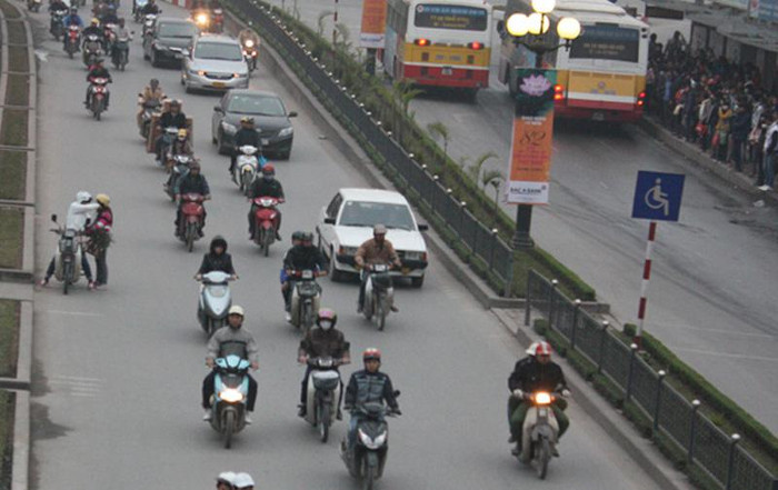 Đây là hình ảnh tại điểm trung chuyển xe buýt trước cổng Đại học Giao thông vận tải Hà Nội. Khi không có người sang đường, các phương tiện tham gia đang lưu thông rất đều đặn, thoáng và có khoảng cách an toàn. Đây là hình ảnh tại điểm trung chuyển xe buýt trước cổng Đại học Giao thông vận tải Hà Nội. Khi không có người sang đường, các phương tiện tham gia đang lưu thông rất đều đặn, thoáng và có khoảng cách an toàn.