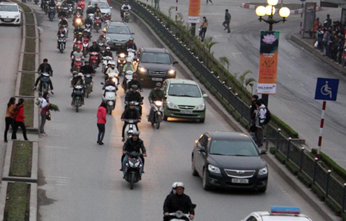 Khi có một người bắt đầu sang đường dành cho người khuyết tật thì các phương tiện giao thông tham gia tại đây bắt đầu bị dồn lại. Khi có một người bắt đầu sang đường dành cho người khuyết tật thì các phương tiện giao thông tham gia tại đây bắt đầu bị dồn lại.