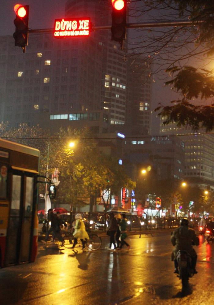 Đây là điểm sang đường có đèn tín hiệu trên đường Xuân Thủy. Khi đèn đỏ báo hiệu dừng xe nhường đường cho người đi bộ sang đường nhưng xe máy và xe buýt vẫn chạy ầm ầm để vượt đèn mặc kệ trước mặt là người đi bộ qua đường. Đây là điểm sang đường có đèn tín hiệu trên đường Xuân Thủy. Khi đèn đỏ báo hiệu dừng xe nhường đường cho người đi bộ sang đường nhưng xe máy và xe buýt vẫn chạy ầm ầm để vượt đèn mặc kệ trước mặt là người đi bộ qua đường.