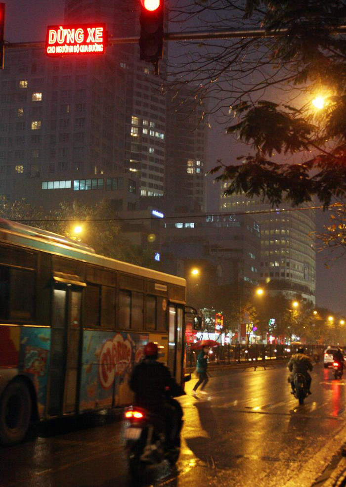 Xe buýt vẫn đi, người đi bộ qua đường phải chạy thật nhanh để tránh bị xe buýt đâm, nhưng trước mặt họ lại có nguy hiểm bởi những chiếc xe máy đang chạy với tốc độ cao có thể đâm họ bất cứ lúc nào. Xe buýt vẫn đi, người đi bộ qua đường phải chạy thật nhanh để tránh bị xe buýt đâm, nhưng trước mặt họ lại có nguy hiểm bởi những chiếc xe máy đang chạy với tốc độ cao có thể đâm họ bất cứ lúc nào.