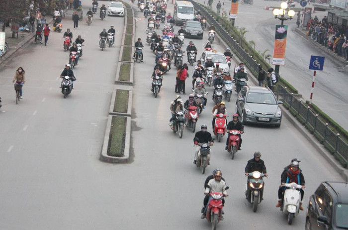 Khi lượng xe ngày càng đông hơn, những người sang đường dồn lại và đứng trước nguy bị xe va quệt bất cứ lúc nào. Lúc này lượng xe bị dồn lại trên đường càng dài hơn. Khi lượng xe ngày càng đông hơn, những người sang đường dồn lại và đứng trước nguy bị xe va quệt bất cứ lúc nào. Lúc này lượng xe bị dồn lại trên đường càng dài hơn.