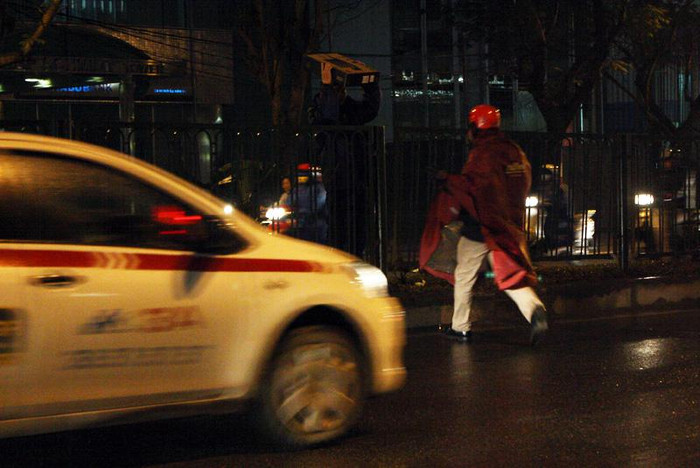 Hoặc vượt đầu ô tô để sang đường nhận đồ Hoặc vượt đầu ô tô để sang đường nhận đồ