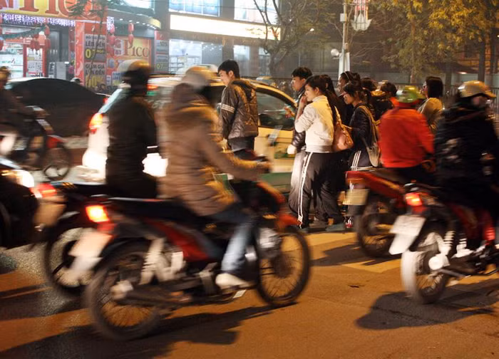 Còn học sinh, sinh viên thì túm năm tụm ba để dắt nhau qua đường trước mặt các phương tiện đang chạy với tốc độ nhanh.