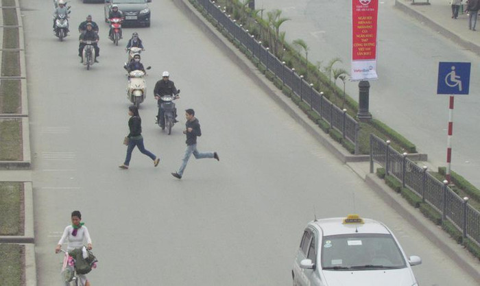 Một số người còn chạy qua đường Một số người còn chạy qua đường