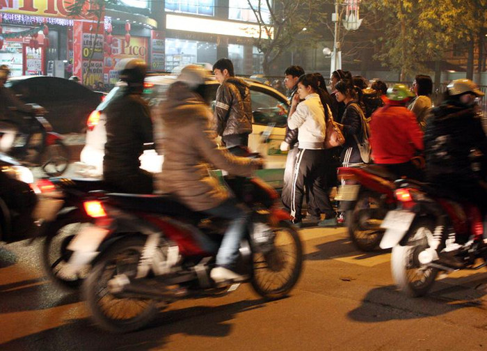 Còn học sinh, sinh viên thì túm năm tụm ba để dắt nhau qua đường trước mặt các phương tiện đang chạy với tốc độ nhanh. Còn học sinh, sinh viên thì túm năm tụm ba để dắt nhau qua đường trước mặt các phương tiện đang chạy với tốc độ nhanh.