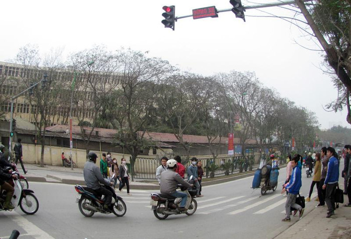 Không chỉ người đi bộ vi phạm mà người điều khiển các phương tiện cũng vượt đèn đỏ. Không chỉ người đi bộ vi phạm mà người điều khiển các phương tiện cũng vượt đèn đỏ.