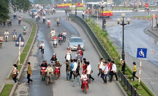Người đi bộ không đi lên cầu vượt bộ hành mà lại đi vào đường dành cho người khuyết tật ở trạm trung chuyển xe buýt Cầu Giấy. Ảnh: Giàng A Cối Người đi bộ không đi lên cầu vượt bộ hành mà lại đi vào đường dành cho người khuyết tật ở trạm trung chuyển xe buýt Cầu Giấy. Ảnh: Giàng A Cối