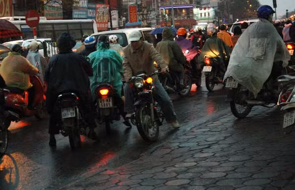 Cứ khi xảy ra ùn ứ giao thông và có dấu hiệu tắc đường thì người ta tìm đủ mọi cách để thoát ra, Kể cả đi lên vỉa hè và đi ngược đường. Ảnh: Giàng A Cối