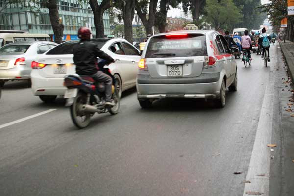 Quy định phân làn đường dành cho các phương tiện trên một số tuyến đường ở Hà Nội dường như chỉ để làm cảnh đối với người điều khiển. Trên đường Kim Mã, xe máy và ô tô đi lẫn lộn trên các làn đường. Ảnh: Giàng A Cối Quy định phân làn đường dành cho các phương tiện trên một số tuyến đường ở Hà Nội dường như chỉ để làm cảnh đối với người điều khiển. Trên đường Kim Mã, xe máy và ô tô đi lẫn lộn trên các làn đường. Ảnh: Giàng A Cối