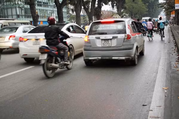 Quy định phân làn đường dành cho các phương tiện trên một số tuyến đường ở Hà Nội dường như chỉ để làm cảnh đối với người điều khiển. Trên đường Kim Mã, xe máy và ô tô đi lẫn lộn trên các làn đường. Ảnh: Giàng A Cối