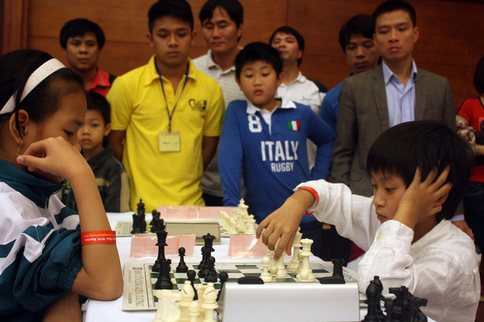 Ván đấu hấp dẫn được sự quan tâm của đông đảo các kỳ thủ tham gia dự thi và phụ huynh.