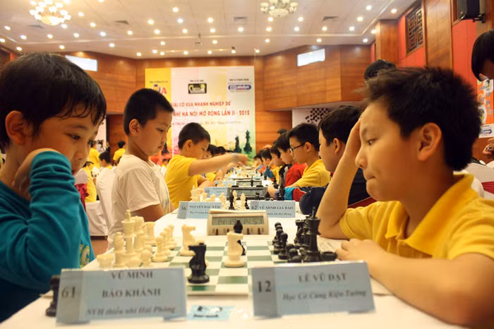 Tất cả các kỳ thủ nhí rất tập trung với ván đấu của mình