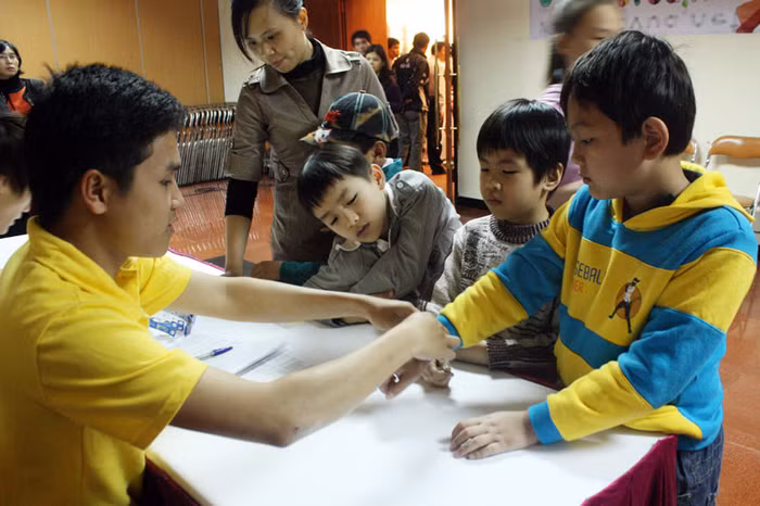 Sau một ngày thi đấu hấp dẫn, đoàn Hà Nội chiếm ưu thế với 5/6 giải Nhất. Trong đó, Phạm Tùng Lâm- giải Nhất nam, Vũ Nguyễn Bảo Ngọc- giải Nhất nữ (khối mầm non). Đỗ Hoàng Quốc Bảo- giải nhất (khối 1-2). Nguyễn Quốc Anh- giải Nhất nam, Nguyễn Thị Hoàng An-giải nhất nữ (khối 3-4-5). Giải Nhất nữ khối 1-2 thuộc về kỳ thủ nhí Vũ Bùi Thị Thanh Vân đến từ đoàn Ninh Bình. Đeo băng tay để phân biệt các khối thi