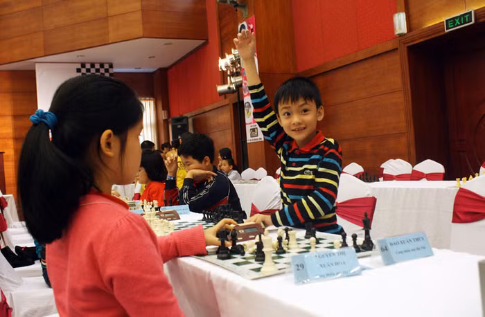 Giơ tay báo với trọng tài đã chiến thắng