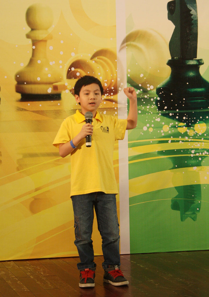 Kỳ thủ nhí tuyên thệ trước khi thi đấu