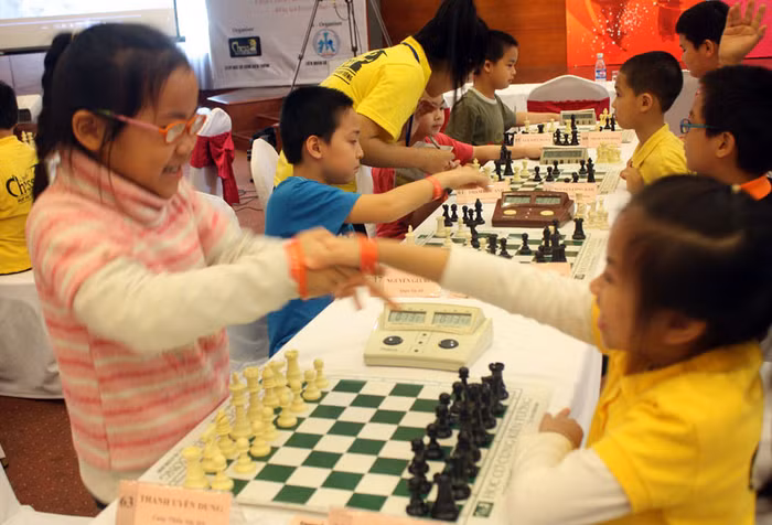 Xếp lại quân cờ và bắt tay đối thủ khi ván đấu kết thúc