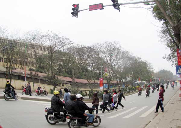 Đã có tín hiệu đèn đỏ dừng xe để cho người đi bộ qua đường nhưng các phương tiện vẫn tiếp tục đi và trèo lên đường dành cho người khuyết tật ể quay đầu xe. Ảnh: Giàng A Cối Đã có tín hiệu đèn đỏ dừng xe để cho người đi bộ qua đường nhưng các phương tiện vẫn tiếp tục đi và trèo lên đường dành cho người khuyết tật ể quay đầu xe. Ảnh: Giàng A Cối