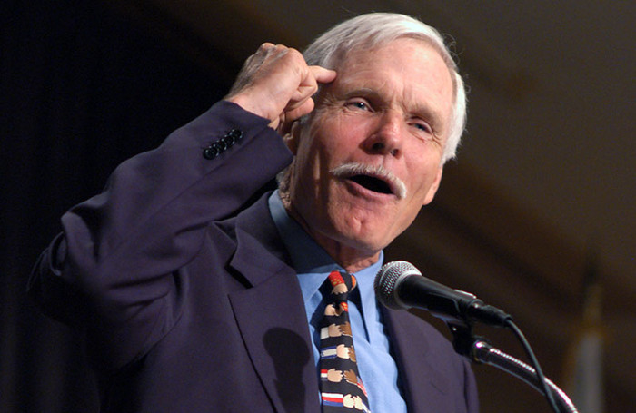 Ted Turner có tên đầy đủ là Robert Edward Turner III, sinh ngày 19/11/1938 tại Cincinnati, bang Ohio, Mỹ. Ông chính là cha đẻ của CNN - mạng lưới truyền hình mạnh nhất, đáng tin tưởng nhất và có số lượng người xem nhiều nhất trên thế giới. >> NHỮNG NGƯỜI NỔI TIẾNG TỪNG TRƯỢT ĐẠI HỌC (P1) >>> NHỮNG HOTGIRL TỪNG THI ĐỖ THỦ KHOA ĐẠI HỌC Ted Turner có tên đầy đủ là Robert Edward Turner III, sinh ngày 19/11/1938 tại Cincinnati, bang Ohio, Mỹ. Ông chính là cha đẻ của CNN - mạng lưới truyền hình mạnh nhất, đáng tin tưởng nhất và có số lượng người xem nhiều nhất trên thế giới. >> NHỮNG NGƯỜI NỔI TIẾNG TỪNG TRƯỢT ĐẠI HỌC (P1) >>> NHỮNG HOTGIRL TỪNG THI ĐỖ THỦ KHOA ĐẠI HỌC