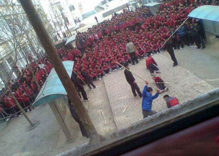 Mới đây, cư dân mạng Trung Quốc truyền tay những tấm hình về cảnh trừng phạt tàn nhẫn của một trường trung học ở tỉnh Hà Nam, Trung Quốc. Cảnh đánh đập này không khác gì cách "tuyên án" trong những bộ phim Trung Quốc thời xưa như Bao thanh thiên hay Hoàn châu cách cách... "Tội phạm" sẽ phải nằm úp mặt xuống đất và chịu những đòn roi liên tiếp từ các "công thần". >> RỚT NƯỚC MẮT VÌ ƯỚC MUỐN GIẢN DỊ CỦA NHỮNG ĐỨA TRẺ BỊ ĐÒN ROI >> NHỮNG TRÒ QUÁI CHIÊU CỦA SINH VIÊN TRUNG QUỐC Mới đây, cư dân mạng Trung Quốc truyền tay những tấm hình về cảnh trừng phạt tàn nhẫn của một trường trung học ở tỉnh Hà Nam, Trung Quốc. Cảnh đánh đập này không khác gì cách "tuyên án" trong những bộ phim Trung Quốc thời xưa như Bao thanh thiên hay Hoàn châu cách cách... "Tội phạm" sẽ phải nằm úp mặt xuống đất và chịu những đòn roi liên tiếp từ các "công thần". >> RỚT NƯỚC MẮT VÌ ƯỚC MUỐN GIẢN DỊ CỦA NHỮNG ĐỨA TRẺ BỊ ĐÒN ROI >> NHỮNG TRÒ QUÁI CHIÊU CỦA SINH VIÊN TRUNG QUỐC