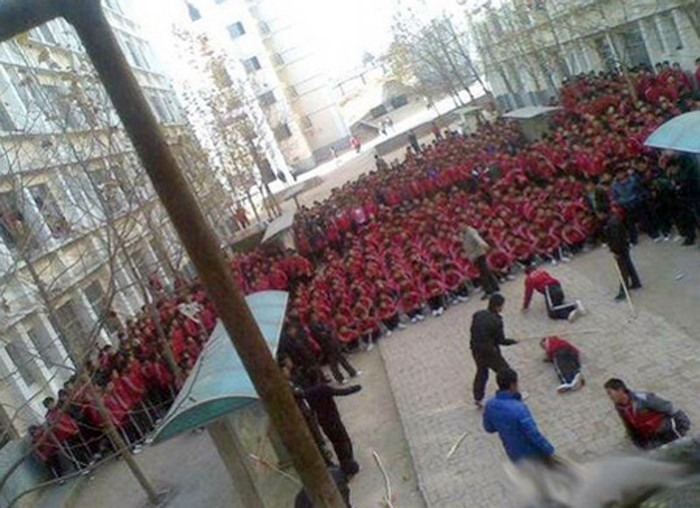 Cách trừng phạt ghê rợn này ngay lập tức đã tạo nên một làn sóng phản đối mạnh mẽ từ dư luận. >> RỚT NƯỚC MẮT VÌ ƯỚC MUỐN GIẢN DỊ CỦA NHỮNG ĐỨA TRẺ BỊ ĐÒN ROI >> NHỮNG TRÒ QUÁI CHIÊU CỦA SINH VIÊN TRUNG QUỐC Cách trừng phạt ghê rợn này ngay lập tức đã tạo nên một làn sóng phản đối mạnh mẽ từ dư luận. >> RỚT NƯỚC MẮT VÌ ƯỚC MUỐN GIẢN DỊ CỦA NHỮNG ĐỨA TRẺ BỊ ĐÒN ROI >> NHỮNG TRÒ QUÁI CHIÊU CỦA SINH VIÊN TRUNG QUỐC