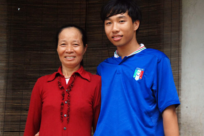 Lưu Thế Anh (xã Kim Trung, huyện Hưng Hà, tỉnh Thái Bình) đỗ thủ khoa ĐH Bách khoa Hà Nội với điểm số 28,5 (Toán 9,25; Vật lý 9,5 và Hóa học 9,5). Chia sẻ về ngành học, Thế Anh nói rằng: "Do điều kiện gia đình, không có máy tính nên em chưa biết nhiều về ngành này. Nhưng em tin tưởng rằng nếu em cố gắng phấn đấu thì sẽ làm được. Lên Hà Nội, em sẽ tìm việc làm thêm để đỡ tiền học cho mẹ". >> NHỮNG HOTGIRL TỪNG ĐỖ THỦ KHOA ĐẠI HỌC