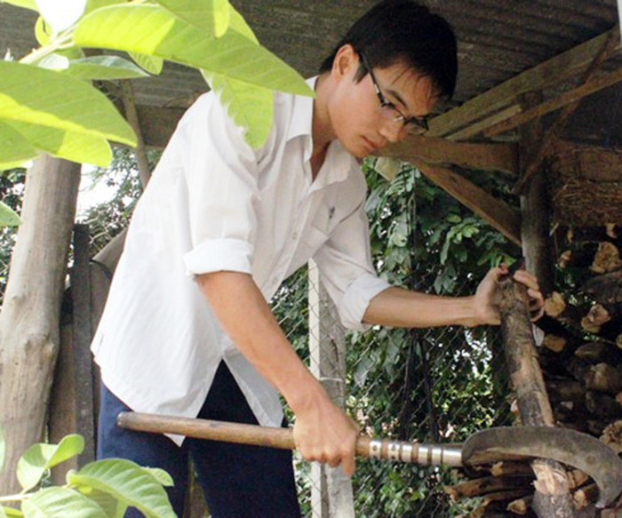 Trần Hữu Chí (Vĩnh Thạnh-Bình Định) là học sinh đầu tiên của Vĩnh Thạnh đạt danh hiệu thủ khoa hai trường đại học. Cụ thể, Chí giành 29 (Toán 10; Hóa 9,75; Sinh 9,25) khi thi vào Khoa Y của ĐH Quốc gia TP.HCM. Còn tại ĐH Kiến trúc, Chí giành 25 điểm (Toán: 8,75; Lý 9,75 và Vẽ 6,5). Chí cho rằng: "Việc luôn bám sát sách giáo khoa, lên lớp cố gắng nghe thầy cô giảng bài và không ngừng trao đổi kinh nghiệm với bạn đồng môn là rất quan trọng. Ngoài ra, em còn dành thời gian lên mạng để học. Bài học trên mạng phong phú, đa dạng và cung cấp một lượng kiến thức rất lớn”. >> NHỮNG HOTGIRL TỪNG ĐỖ THỦ KHOA ĐẠI HỌC
