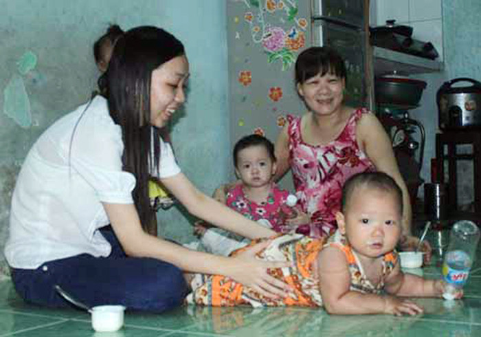 Hoàng Bảo Thy sinh năm 1994 là thủ khoa ĐH Quy Nhơn với tổng số 26 điểm (Văn 9,25; Địa 9; Sử 7,75 điểm). “Em không học khuya, ngoài giờ học bài trên lớp em thường học bài ở nhà từ 18 giờ đến 23 giờ. Đó là thời gian em học tốt nhất và đạt hiệu quả cao. Em luôn chú tâm nghe giảng bài ở lớp. Khi về nhà em thường tìm những quyển giáo khoa nâng cao để đọc và làm thực hành” - Bảo Thy cho biết. Ngoài giờ học, Thy còn giúp mẹ làm công việc giữ trẻ. >> NHỮNG HOTGIRL TỪNG ĐỖ THỦ KHOA ĐẠI HỌC