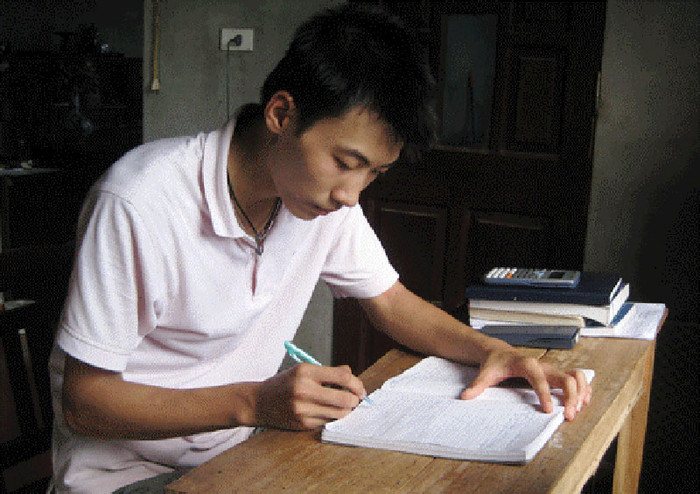 Trần Xuân Bách không chỉ là thủ khoa 30 điểm của ĐH Y Hà Nội mà còn là á khoa 28 điểm của ĐH Bách khoa. Suốt mấy năm cấp 3, Bách không đi học thêm ngoài mà học sách giáo khoa là chủ yếu. Có lần, không giải được bài toán, cả đêm cậu trằn trọc không ngủ, chỉ nằm thở dài. Sáng hôm sau, Bách lại lên trường thật sớm, chờ thầy giáo đến để hỏi bài, giải cho bằng được mới chịu thôi. >> NHỮNG HOTGIRL TỪNG ĐỖ THỦ KHOA ĐẠI HỌC