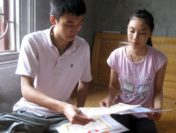 Theo Bách, nếu nắm vững kiến thức cơ bản thì có thể giành 8 điểm, 2 điểm còn lại do kiến thức tự đúc kết được từ việc thường xuyên giải các dạng đề nâng cao, đề thi trên mạng. "Hôm làm bài thi môn Hóa, khi trống báo hết giờ em vẫn còn một câu chưa kịp tính toán, vội khoanh đáp án nên đã không thể giành điểm tuyệt đối môn này", Bách giải thích về điểm 9,75 môn Hóa học. >> NHỮNG HOTGIRL TỪNG ĐỖ THỦ KHOA ĐẠI HỌC