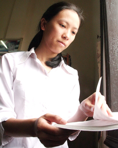 Mẹ của Phượng, chị Nguyễn Thị Kim Tuyên cho biết, thành tích này của Phượng khiến gia đình thấy khá yên tâm trong việc giáo dục con cái. "Dù rất mê chơi game nhưng Phượng luôn đạt kết quả học tập tốt nên chúng tôi cũng yên tâm", chị Tuyên nói. >> NHỮNG HOTGIRL TỪNG ĐỖ THỦ KHOA ĐẠI HỌC