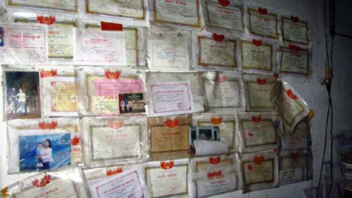 Những bằng khen, giấy khen là thành tích cho chặng đường 12 năm học phổ thông của Ngọc. Những bằng khen, giấy khen là thành tích cho chặng đường 12 năm học phổ thông của Ngọc.