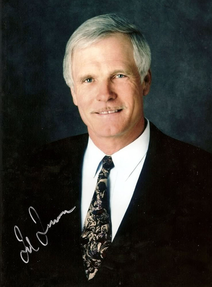 Ted Turner không chỉ là một doanh nhân thành công, mà còn là một nhà hảo tâm nổi tiếng với các hoạt động gây quỹ từ thiện, bảo vệ môi trường, phản đối chiến tranh. Giá trị các quỹ do ông sáng lập lên đến hàng triệu USD. Khi được hỏi về bí quyết thành công trong kinh doanh, Ted Turner đưa ra lời khuyên hết sức bình dị: “Ngủ sớm, dậy sớm, làm hết sức mình”. >> NHỮNG NGƯỜI NỔI TIẾNG TỪNG TRƯỢT ĐẠI HỌC (P1) >>> NHỮNG HOTGIRL TỪNG THI ĐỖ THỦ KHOA ĐẠI HỌC Ted Turner không chỉ là một doanh nhân thành công, mà còn là một nhà hảo tâm nổi tiếng với các hoạt động gây quỹ từ thiện, bảo vệ môi trường, phản đối chiến tranh. Giá trị các quỹ do ông sáng lập lên đến hàng triệu USD. Khi được hỏi về bí quyết thành công trong kinh doanh, Ted Turner đưa ra lời khuyên hết sức bình dị: “Ngủ sớm, dậy sớm, làm hết sức mình”. >> NHỮNG NGƯỜI NỔI TIẾNG TỪNG TRƯỢT ĐẠI HỌC (P1) >>> NHỮNG HOTGIRL TỪNG THI ĐỖ THỦ KHOA ĐẠI HỌC