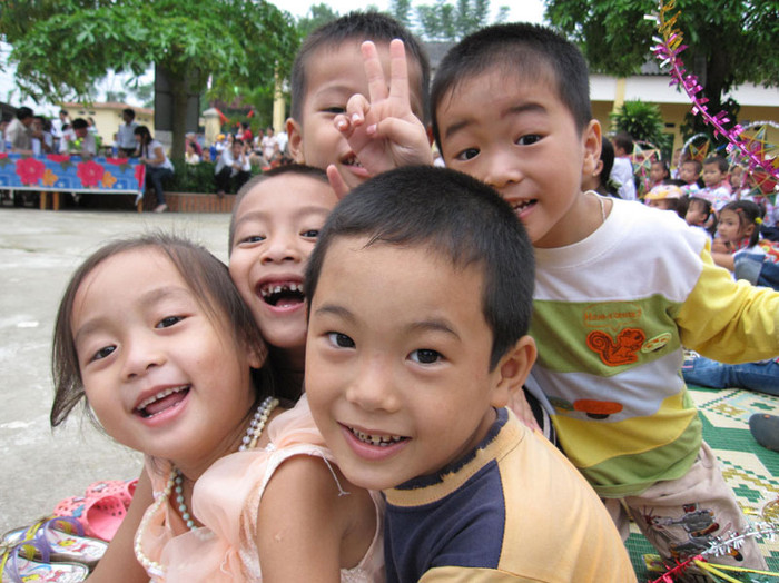 Trẻ em luôn cần được người lớn bảo vệ bằng mọi cách. Ảnh: Giàng A Cối Trẻ em luôn cần được người lớn bảo vệ bằng mọi cách. Ảnh: Giàng A Cối